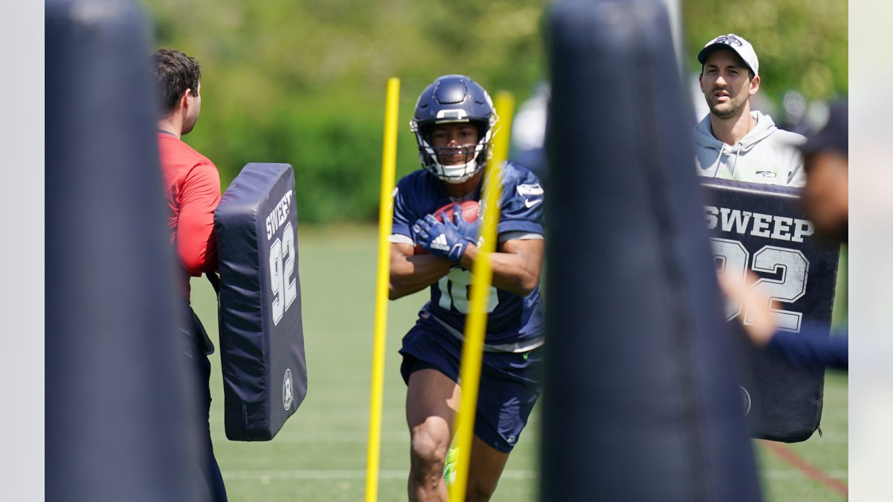 Fowler] Seahawks associate head coach Sean Desai has emerged as a strong  candidate for the Eagles DC job, with people with Seattle and other  candidates for the Philly job bracing for Desai