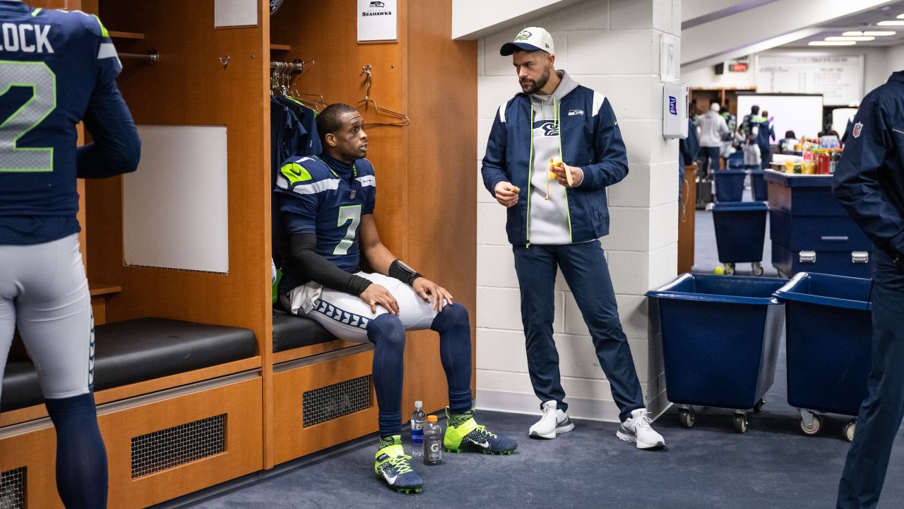 Seahawks QB Geno Smith was named the 2022 NFL Comeback Player of the Year.  Smith wore a Riddell SpeedFlex Precision Diamond with a…