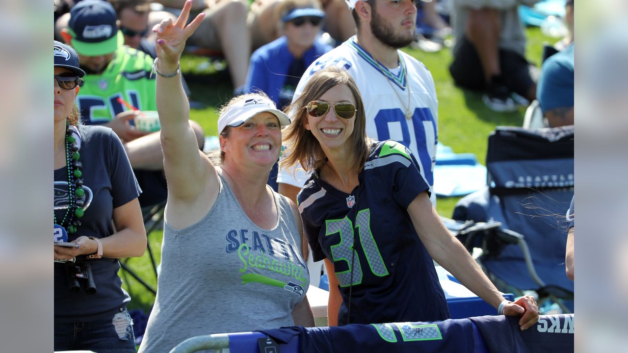 Seahawks' D.K. Metcalf surprises teachers with $200 gift cards