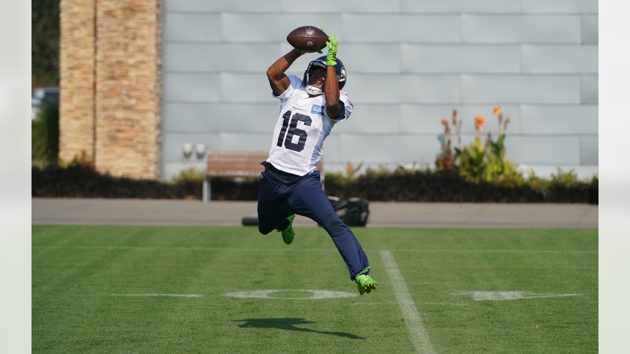 Seattle Seahawks wide receiver Jaxon Smith-Njigba jogs off the field  Monday, May 22, 2023, at the team's NFL football training facility in  Renton, Wash. (AP Photo/Lindsey Wasson Stock Photo - Alamy