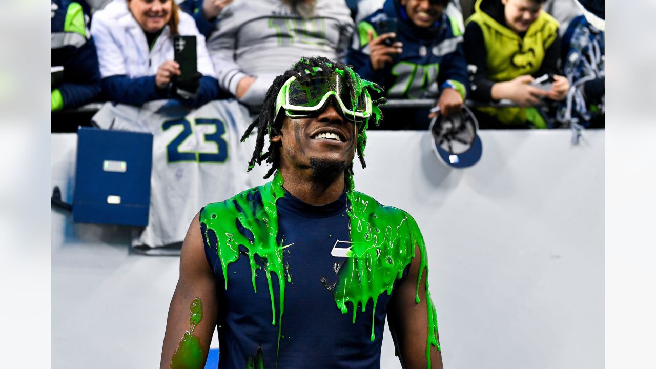 Arizona Cardinals Emmitt Smith comfronts Seattle Seahawks rookie free  safety Ken Hamlin after the play was wistled dead. Hamlin and Smith shook  hands and hugged after talking.