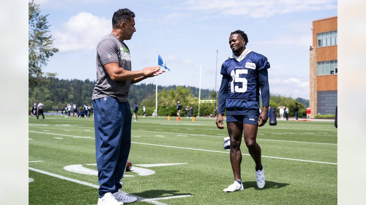 Fowler] Seahawks associate head coach Sean Desai has emerged as a strong  candidate for the Eagles DC job, with people with Seattle and other  candidates for the Philly job bracing for Desai