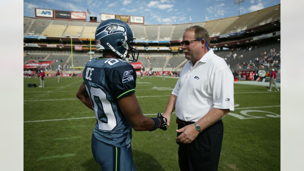 Legendary Seahawks coach Mike Holmgren joins Ring of Honor