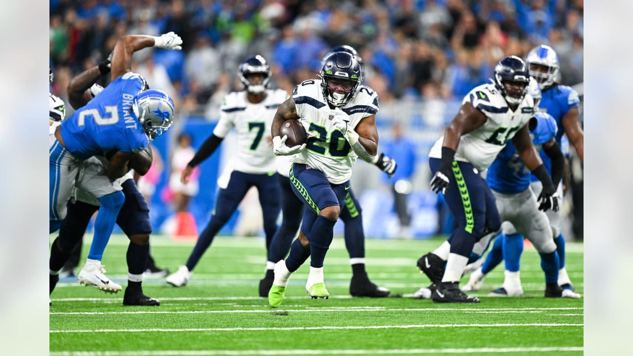 We are LIVE right now on the Woodward Sports Network   page for the  Detroit #Lions vs. Seattle #Seahawks TUNE IN NOW to watch along…