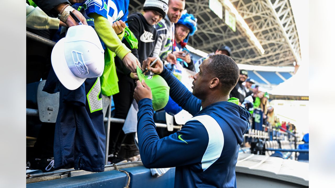 Seahawks' Geno Smith wins PFWA's Comeback Player of the Year, Most Improved  Player awards - Field Gulls