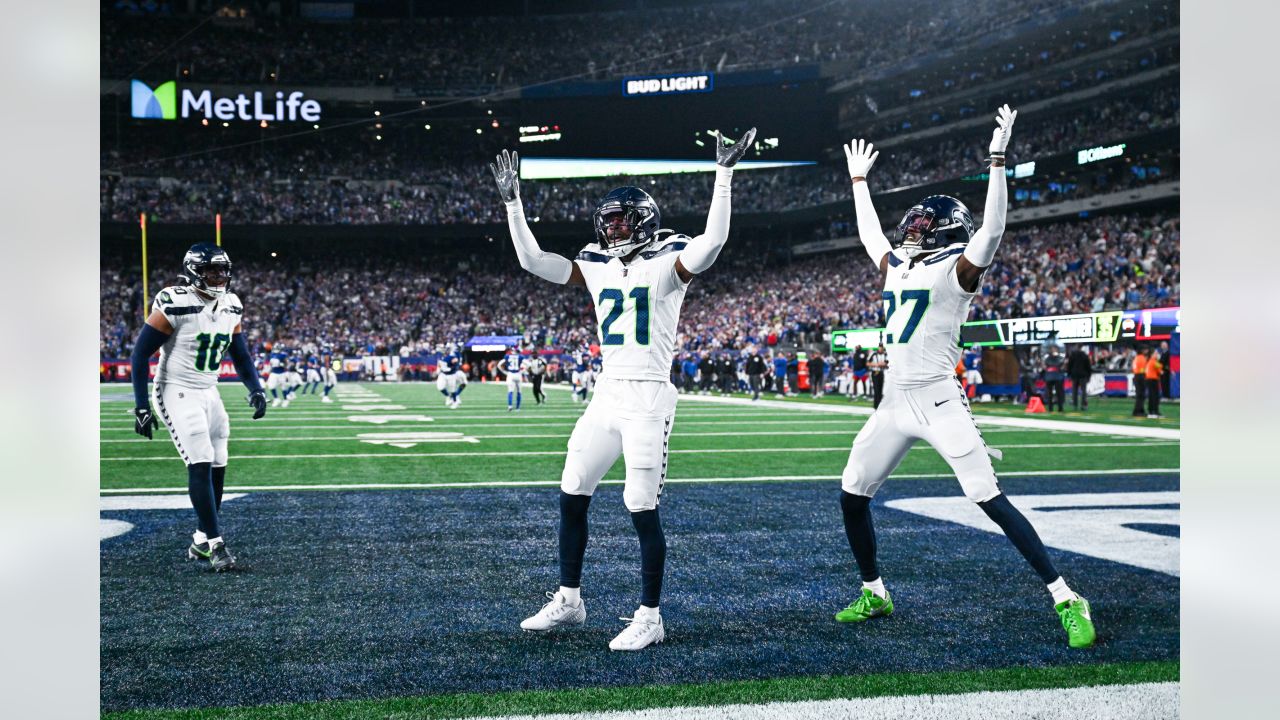 Seahawks Defense Sparkles On The Monday Night Stage