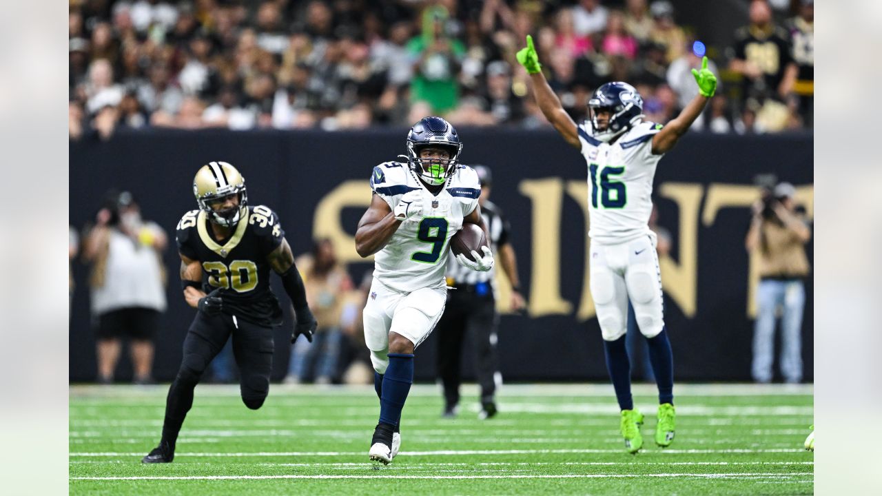 Kenneth Walker III hits the Thriller after a Seahawks TD! 