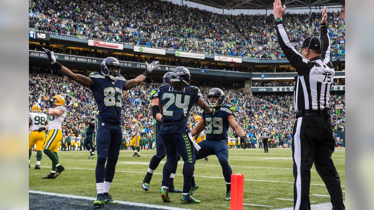 Seahawks fans celebrate Marshawn Lynch TD vs. 49ers with Skittles