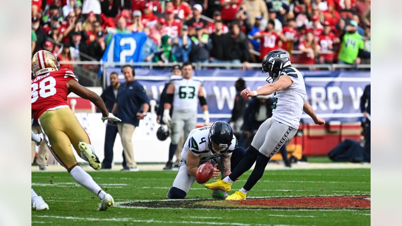 Seattle Seahawks quarterback Geno Smith during an NFL wild card playoff  football game against the San Francisco 49ers in Santa Clara, Calif.,  Saturday, Jan. 14, 2023. (AP Photo/Godofredo A. Vásquez Stock Photo 