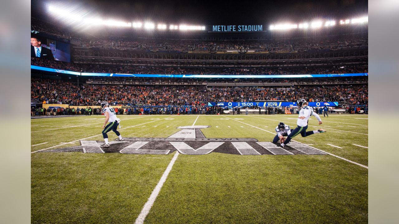 Seahawks] Breaking tradition with uni's. Wearing white jersey / navy pants  at home to honor SB 48 championship. : r/Seahawks