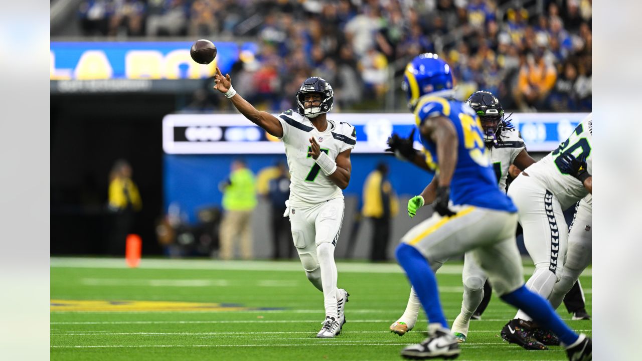 Seahawks vs. Rams: Geno Smith's late touchdown pass leads Seattle to huge  27-23 win - Field Gulls