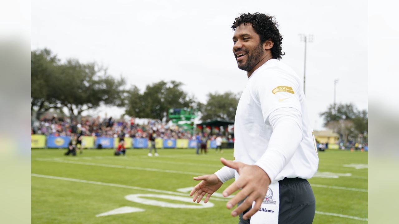 Seattle Seahawks quarterback Russell Wilson warms up before an NFL football  game against the Cincinnati Bengals, Sunday, Sept. 8, 2019, in Seattle. (AP  Photo/John Froschauer Stock Photo - Alamy