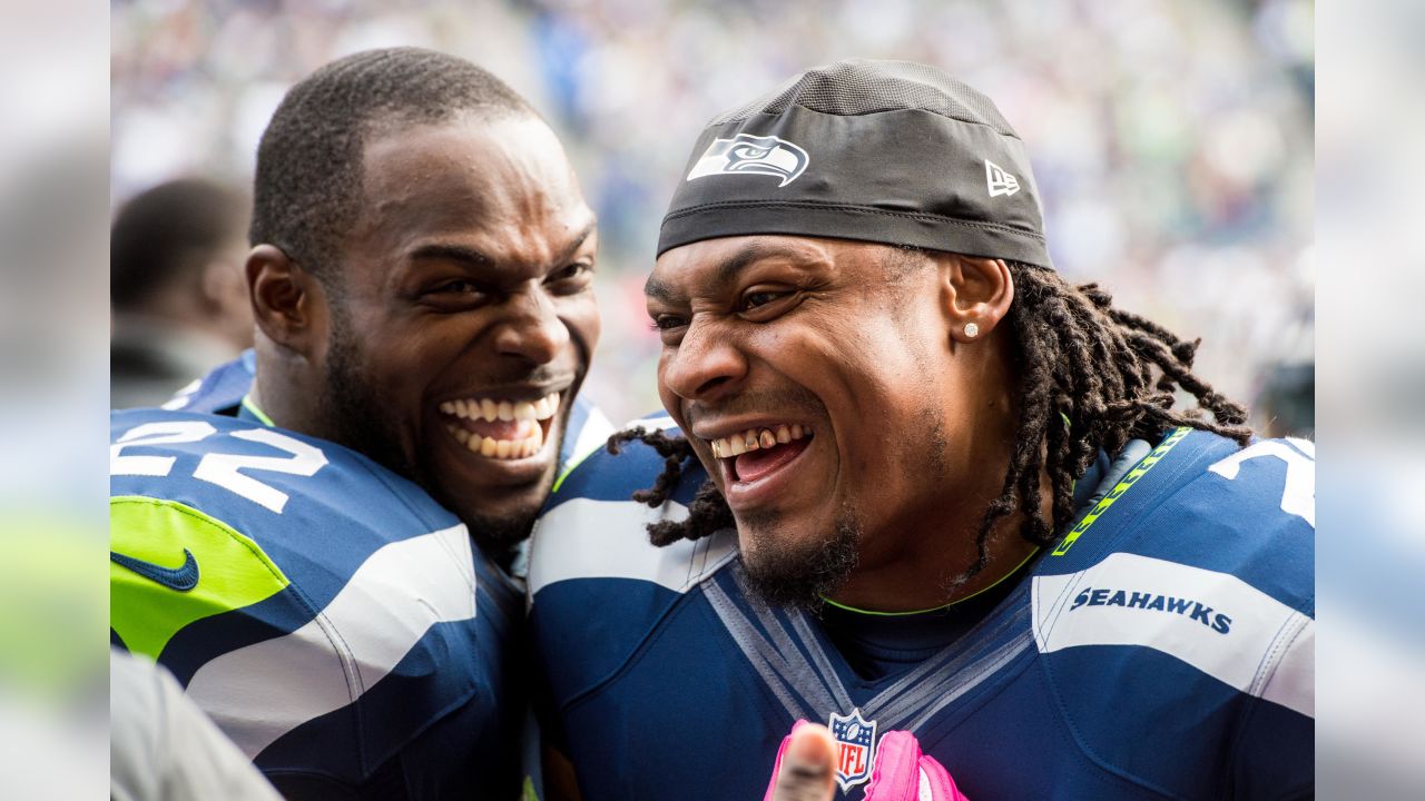 Seahawks running back Marshawn Lynch signs two-year extension through 2017