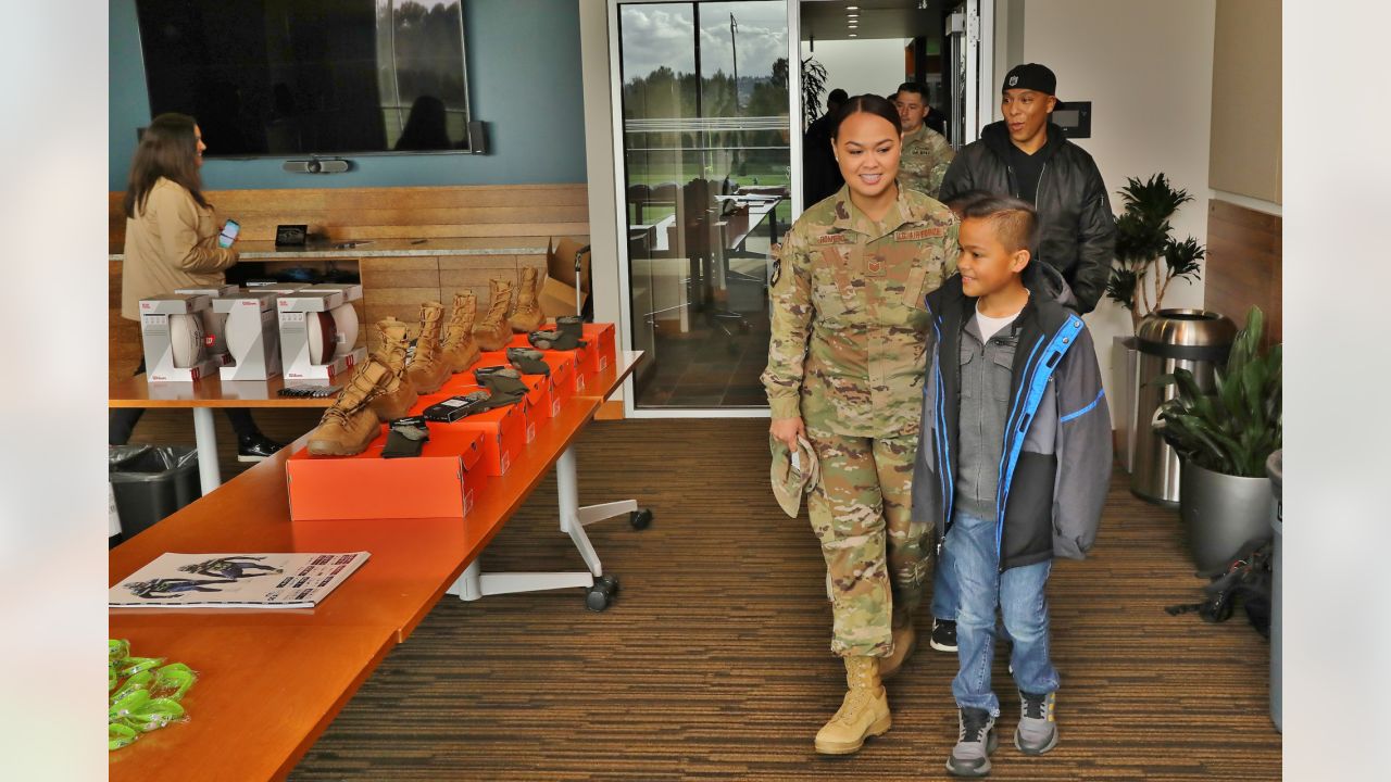 Seattle Seahawks share Lombardi Trophy with military fans > 446th