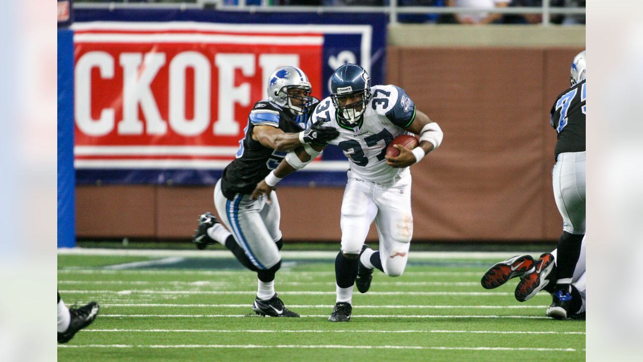 Seattle's Lofa Tatupu recovers a fumble by the 49ers in the second News  Photo - Getty Images