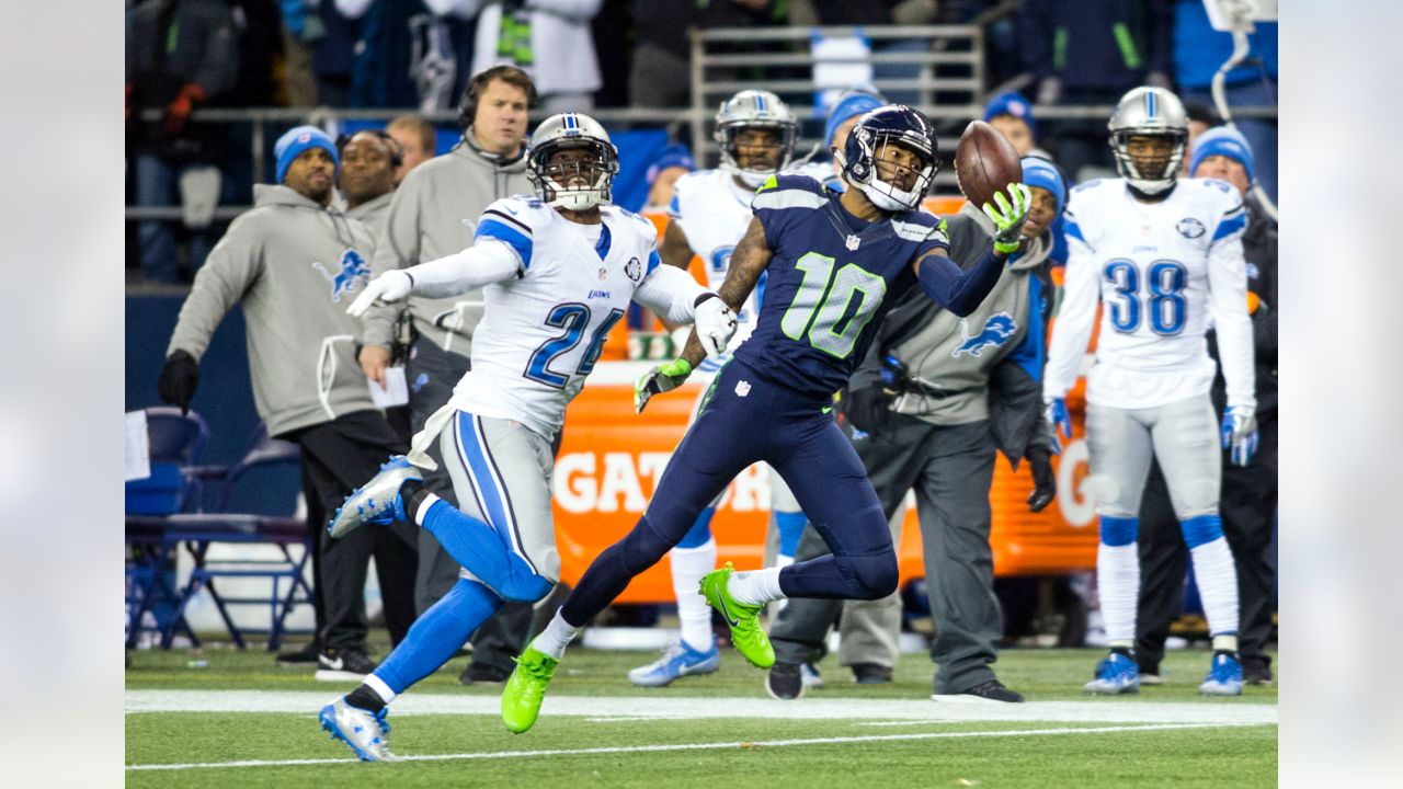 Seattle Seahawks' Lofa Tatupu on the sidelines in the game against