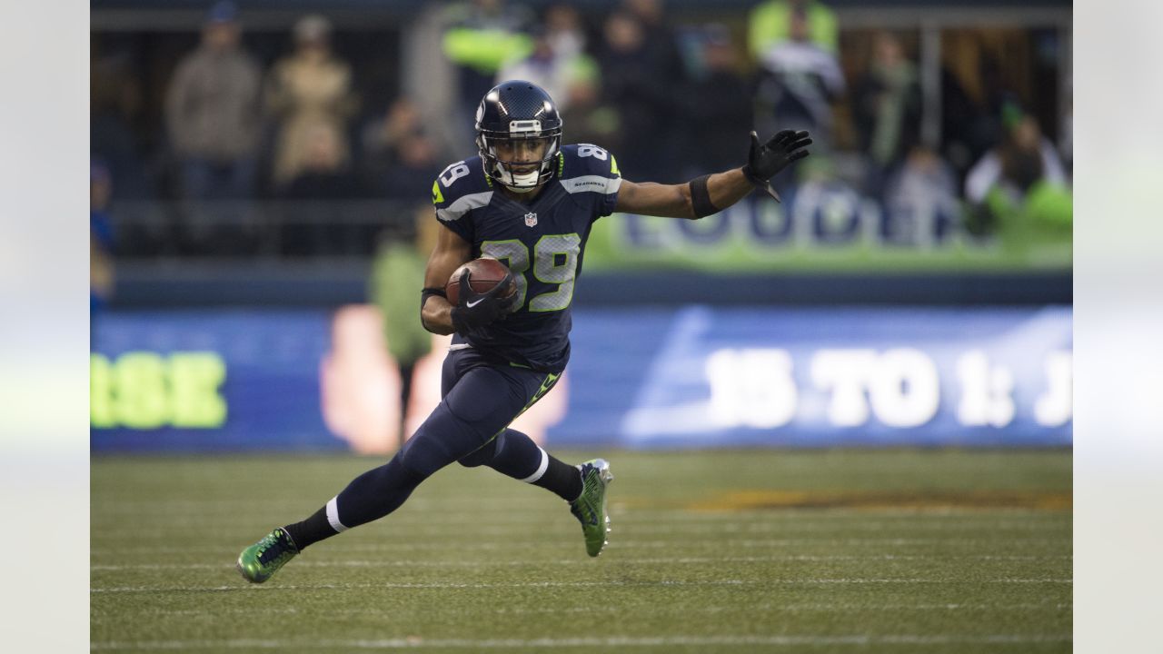 Seattle Seahawks tight end Jimmy Graham (88) brushes off a tackle