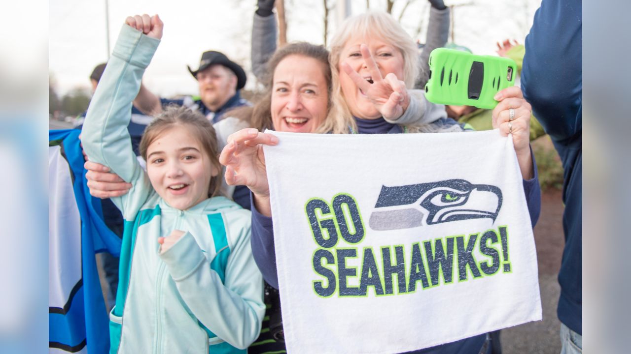 12s line SeaTac streets for Seahawks Super Bowl sendoff