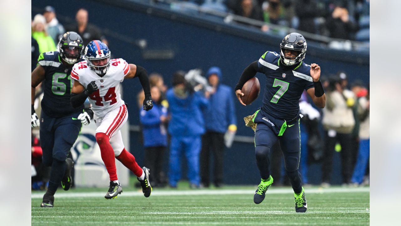 Seahawks smother Jones, win handily