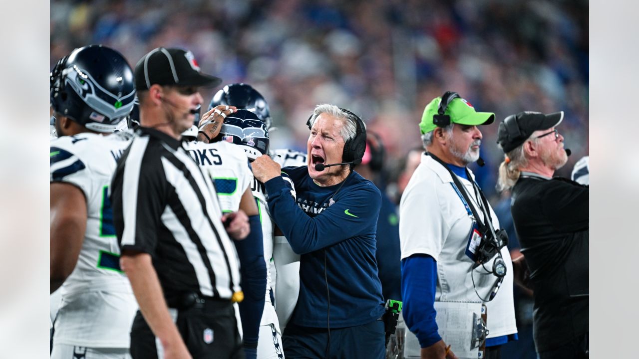 NFL world laughs at referee's flub in Giants-Seahawks game