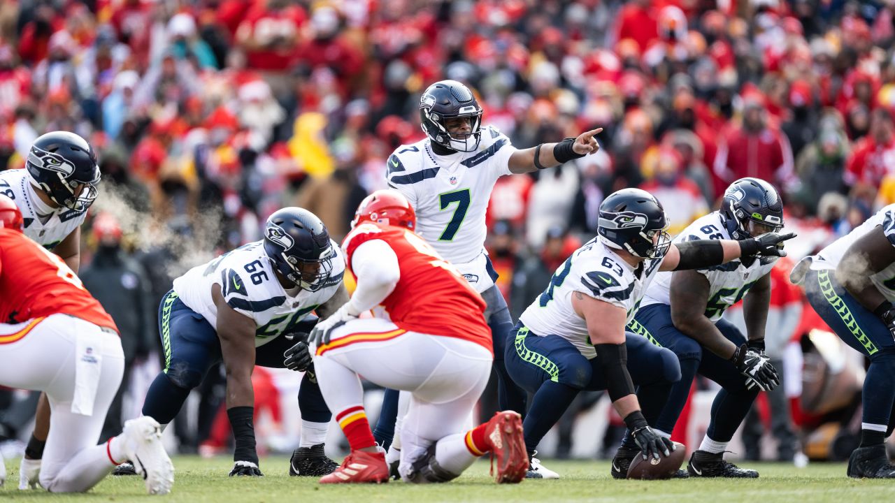 LOOK: Seahawks' Geno Smith, Kenneth Walker III point fingers at each other  in sideline spat vs. Rams 