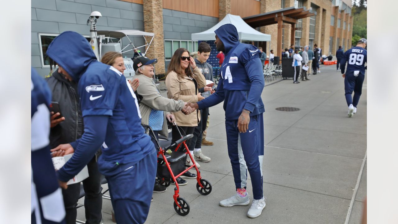 Seahawks Recognize Military & Veterans in Honor of NFL's Salute to Service  Month