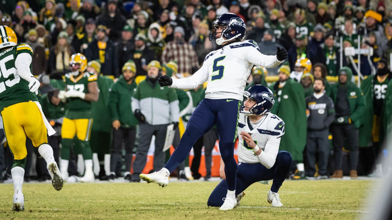 Seattle Seahawks' Marshawn Lynch runs during the first half of an NFL  football game against the Green Bay Packers Sunday, Sept. 20, 2015, in Green  Bay, Wis. (AP Photo/Jeffrey Phelps Stock Photo 