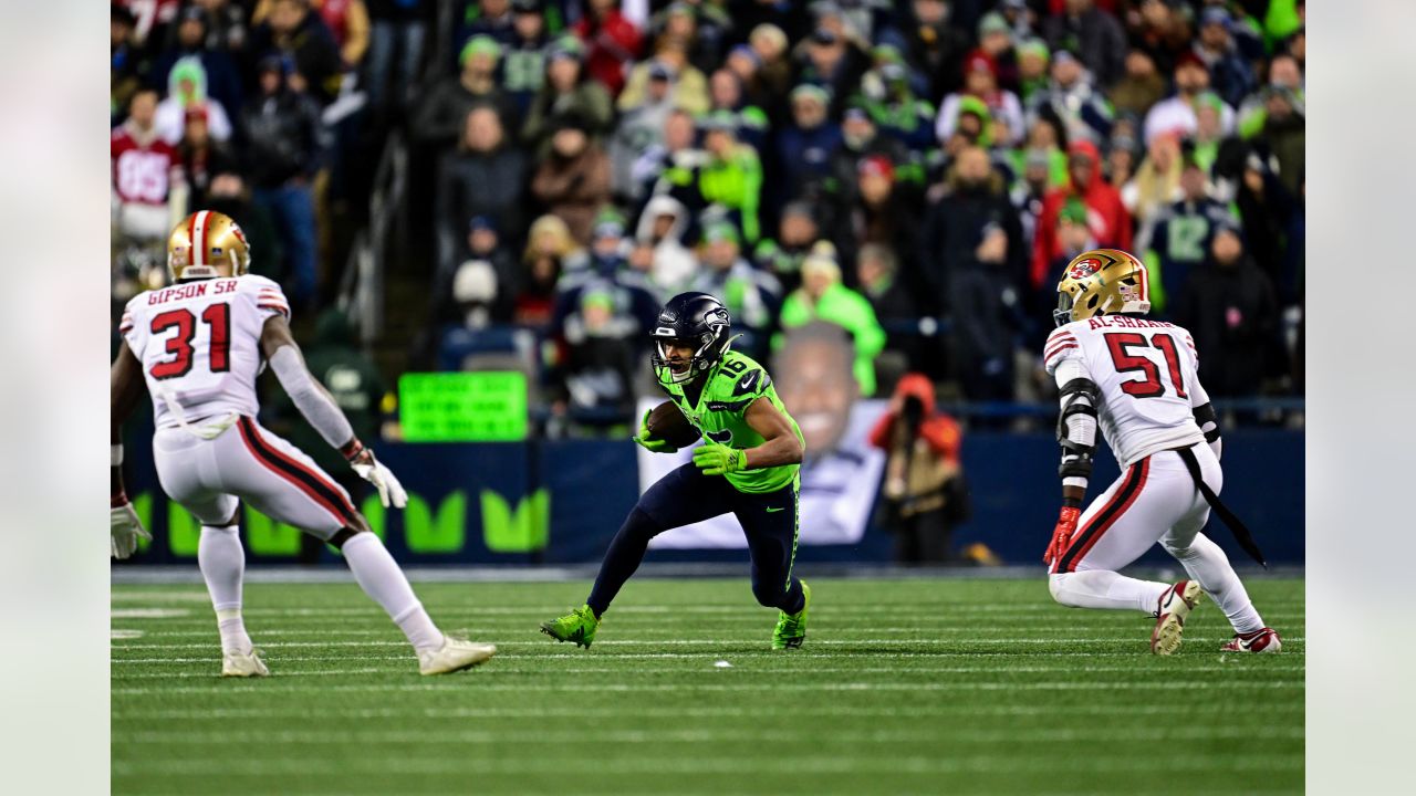 Lockett breaks bone in hand as Seahawks battered by Niners