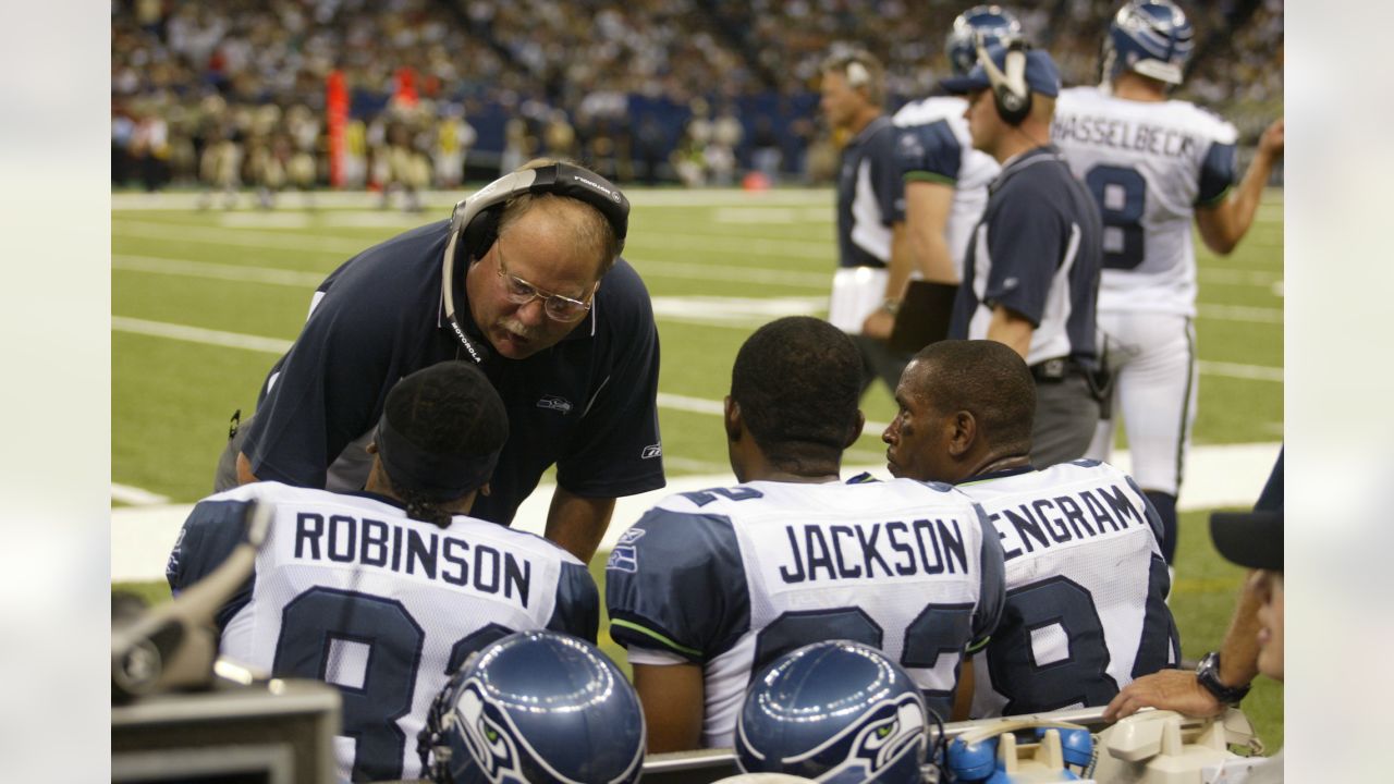 Former coach Mike Holmgren and quarterback Matt Hasselbeck will join  Seahawks' Ring of Honor this season