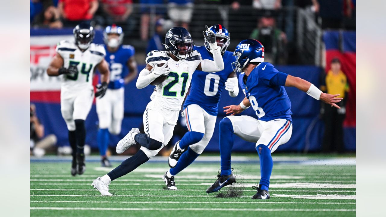 Seahawks embarrass Giants on MNF, sack Daniel Jones 11 times