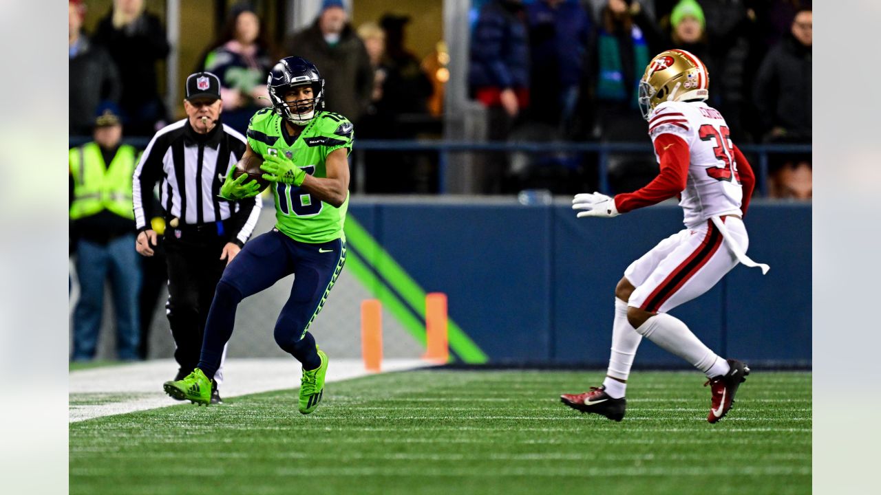 Seahawks WR Tyler Lockett suffers broken finger in loss to 49ers; uncertain  if he will return this season