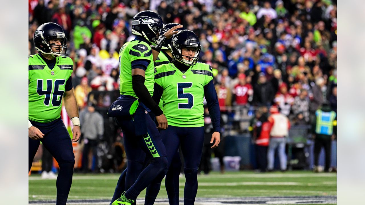 Seahawks' Tyler Lockett has broken finger, Bryan Mone injured ACL in loss  to 49ers