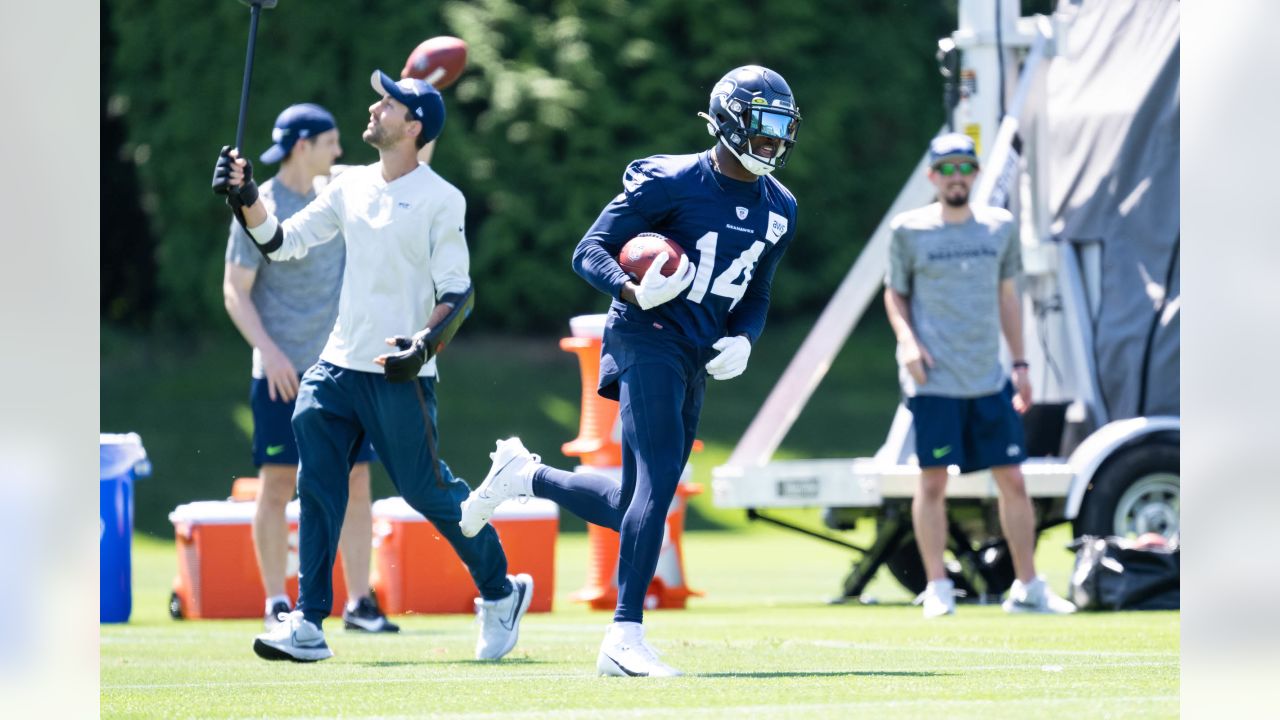 Michael Jackson and DK Metcalf Have Intense Matchup During Seahawks  Training Camp - BVM Sports