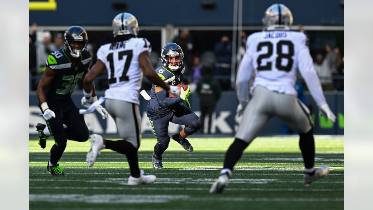 Seahawks vs. Raiders: Seattle falls out of playoff spot with 40-34