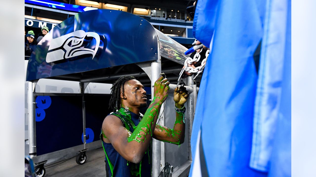 Seattle Seahawks quarterback Geno Smith warms up wearing a t-shirt with a  message for Buffalo Bills safety Damar Hamlin before an NFL football game  Los Angeles Rams Sunday, Jan. 8, 2023, in