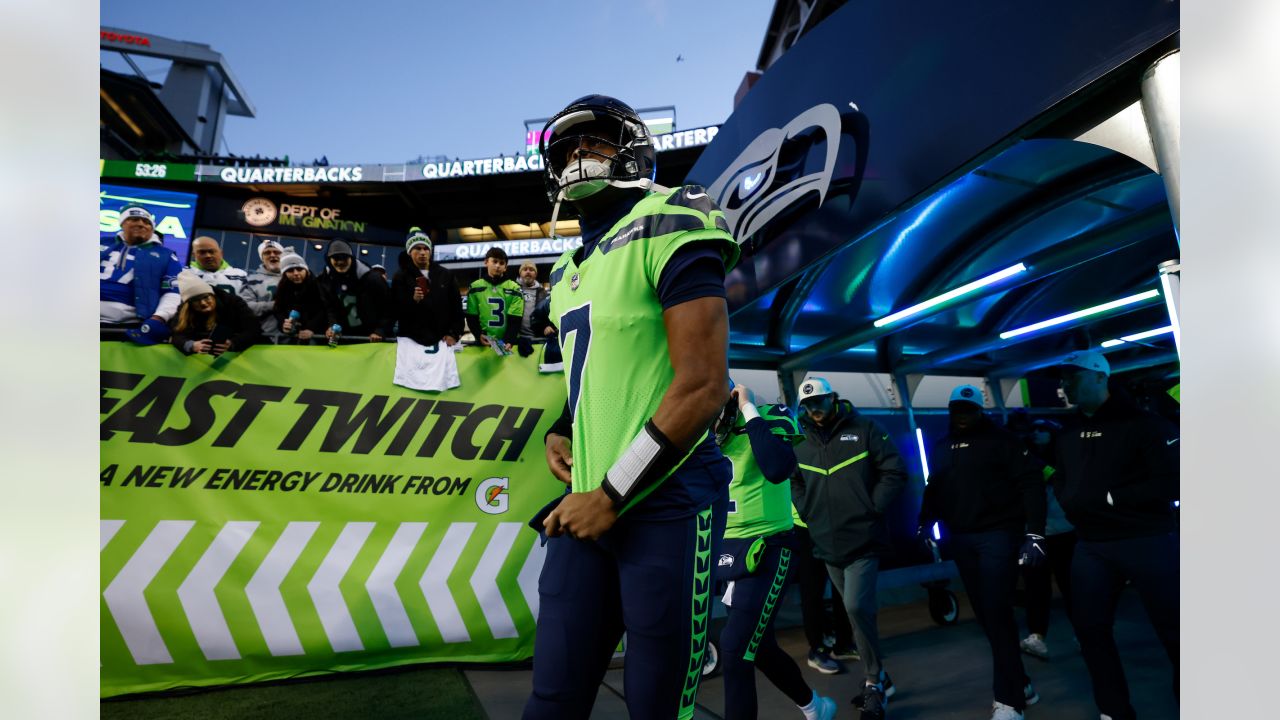 Seahawks' Geno Smith wins PFWA's Comeback Player of the Year, Most Improved  Player awards - Field Gulls