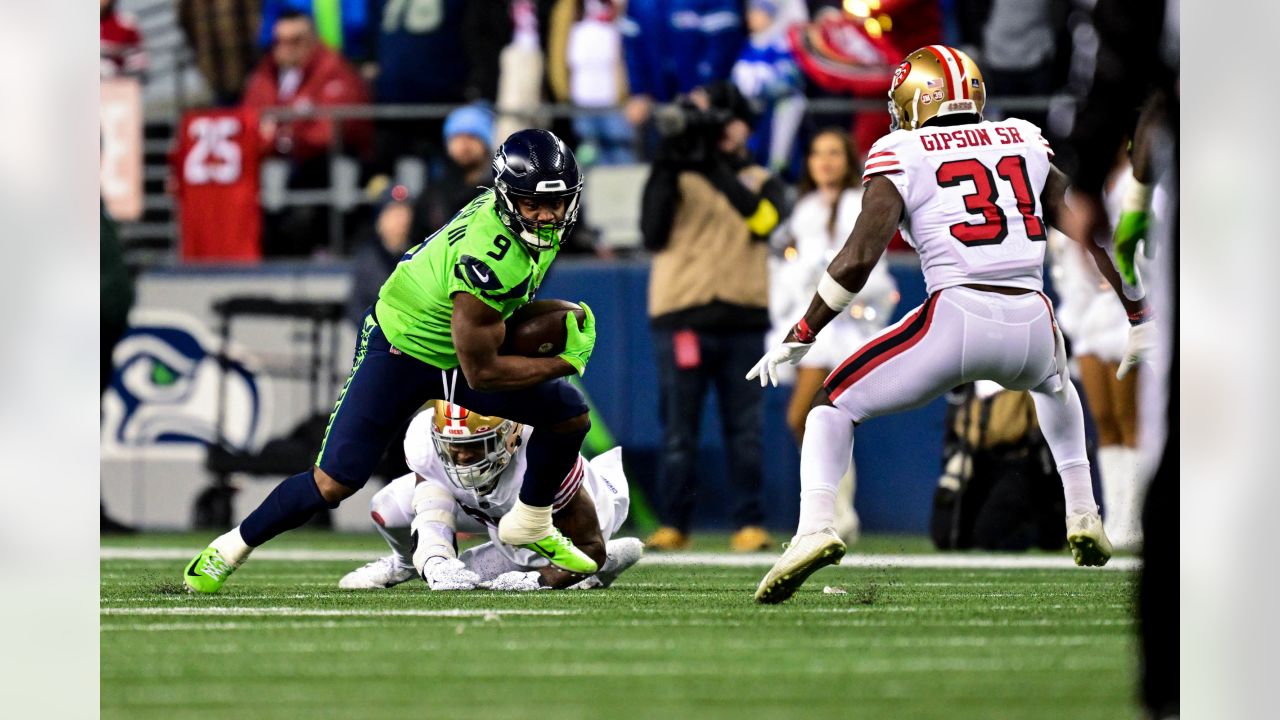 Lockett breaks bone in hand as Seahawks battered by Niners