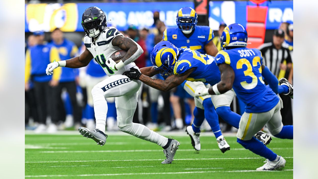 Geno Smith hits Metcalf for late TD, Seahawks top Rams 27-23 - The