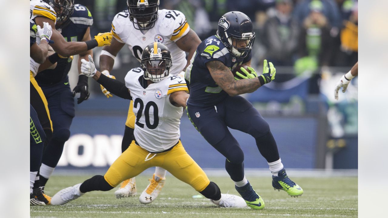 Seattle Seahawks tight end Jimmy Graham (88) brushes off a tackle