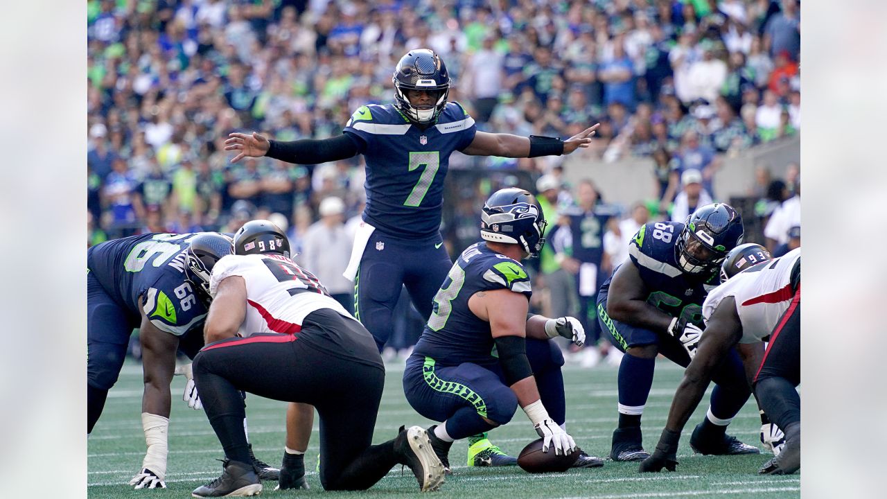 LOOK: Seahawks' Geno Smith, Kenneth Walker III point fingers at each other  in sideline spat vs. Rams 