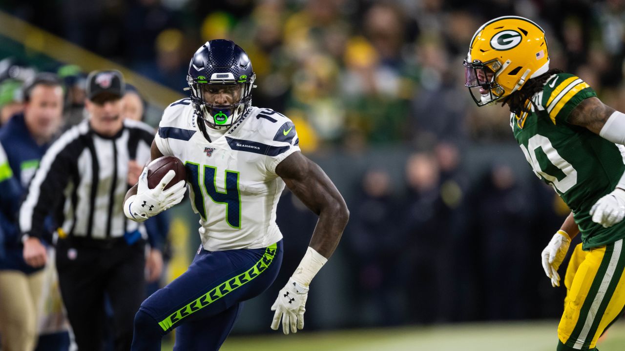 GREEN BAY, WI - NOVEMBER 14: Seattle Seahawks wide receiver Tyler Lockett  (16) runs in motion during a game between the Green Bay Packers and the  Seattle Seahawks at Lambeau Field on