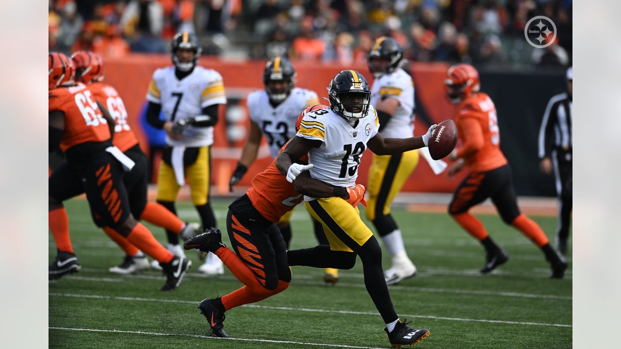 Cincinnati, OH, USA. 24th Nov, 2019. Benny Snell (24) of the Pittsburgh  Steelers reacts to fans during NFL football game action between the Pittsburgh  Steelers and the Cincinnati Bengals at Paul Brown