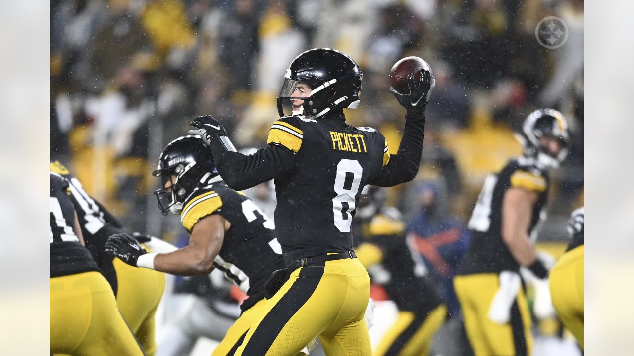 Las Vegas, Nevada, USA. 24th Sep, 2023. September 24th, 2023 Pittsburgh  Steelers quarterback Kenny Pickett (8) and Las Vegas Raiders defensive end  Maxx Crosby (98) during postgame at Pittsburgh Steelers vs Las