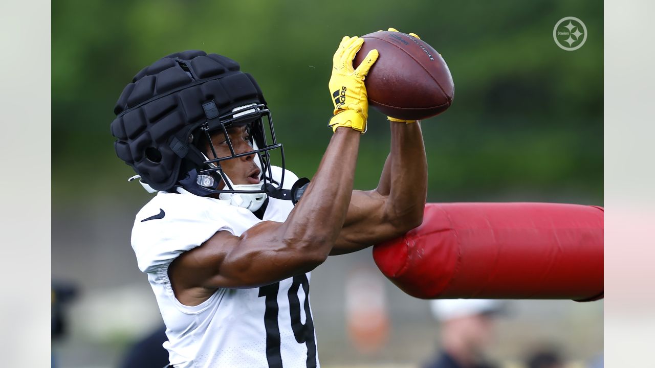 Kenny Pickett, George Pickens, Calvin Austin III wear #Steelers jersey for  first time