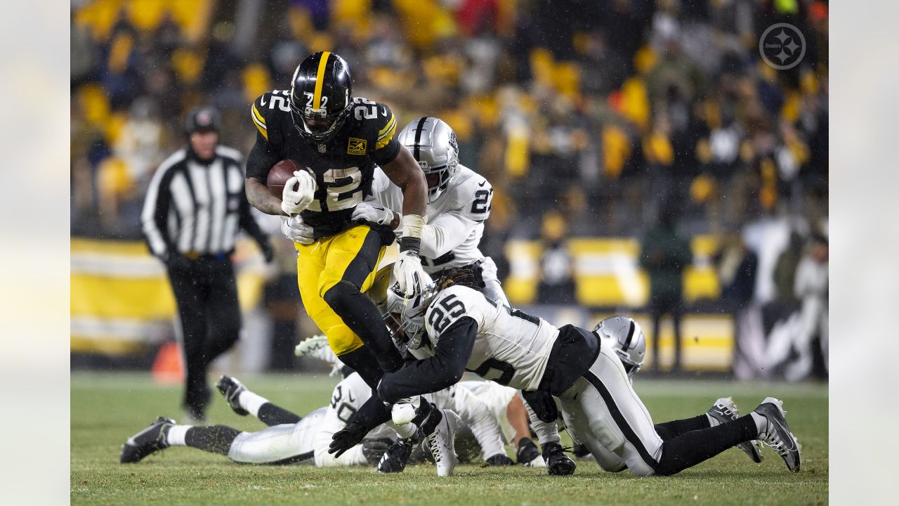 Photograph : Raiders Take On Steelers 