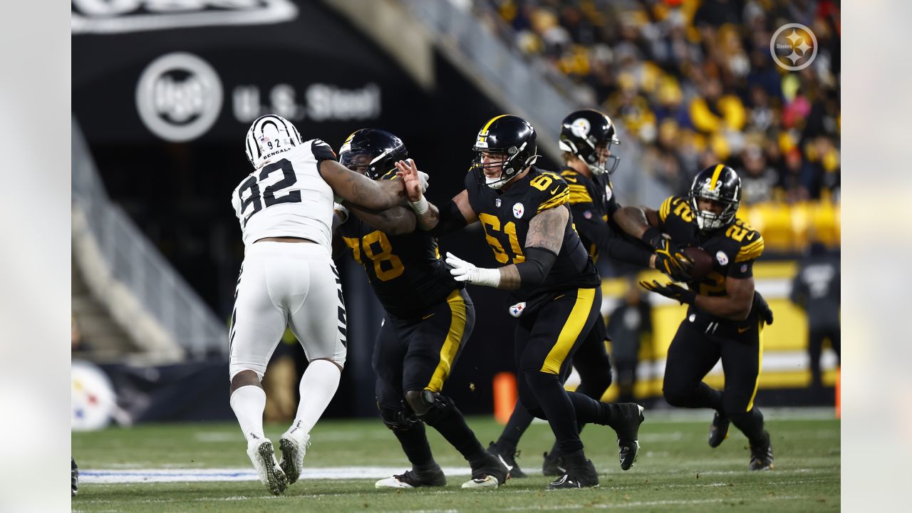 Pittsburgh Steelers running back Najee Harris (22) runs against the  Cincinnati Bengals during the second half of an NFL football game, Sunday,  Nov. 20, 2022, in Pittsburgh. (AP Photo/Don Wright Stock Photo - Alamy