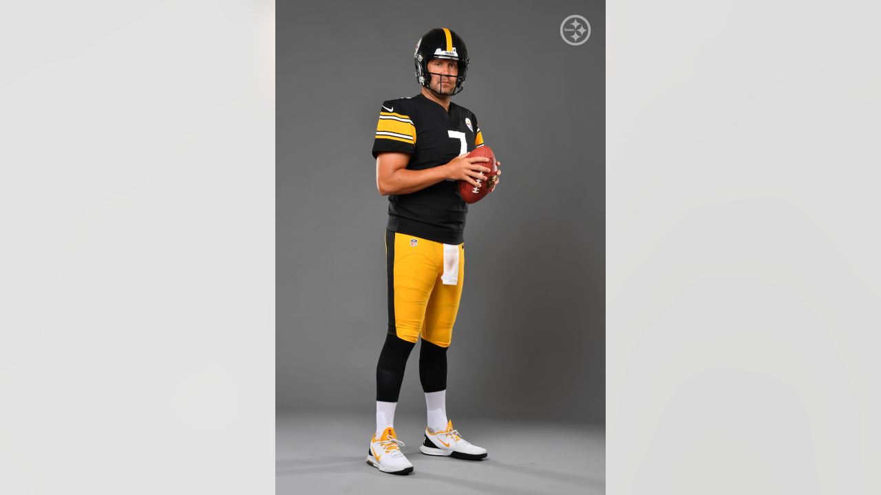 NFL on FOX - Pittsburgh Steelers stars Ben Roethlisberger and James Harrison  pulled off a jersey swap in real life 