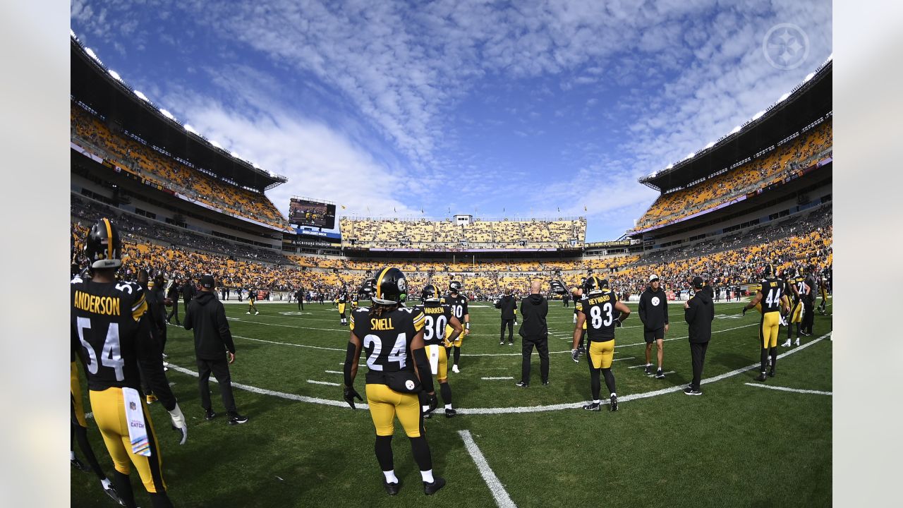 Pittsburgh, Pennsylvania, USA. 16th Oct, 2022. Oct. 16, 2022: Cameron  Hayward #97 and Mike Tomlin during the Pittsburgh Steelers vs. Tampa Bay  Buccaneers in Pittsburgh, Pennsylvania at Acrisure Stadium. (Credit Image: ©