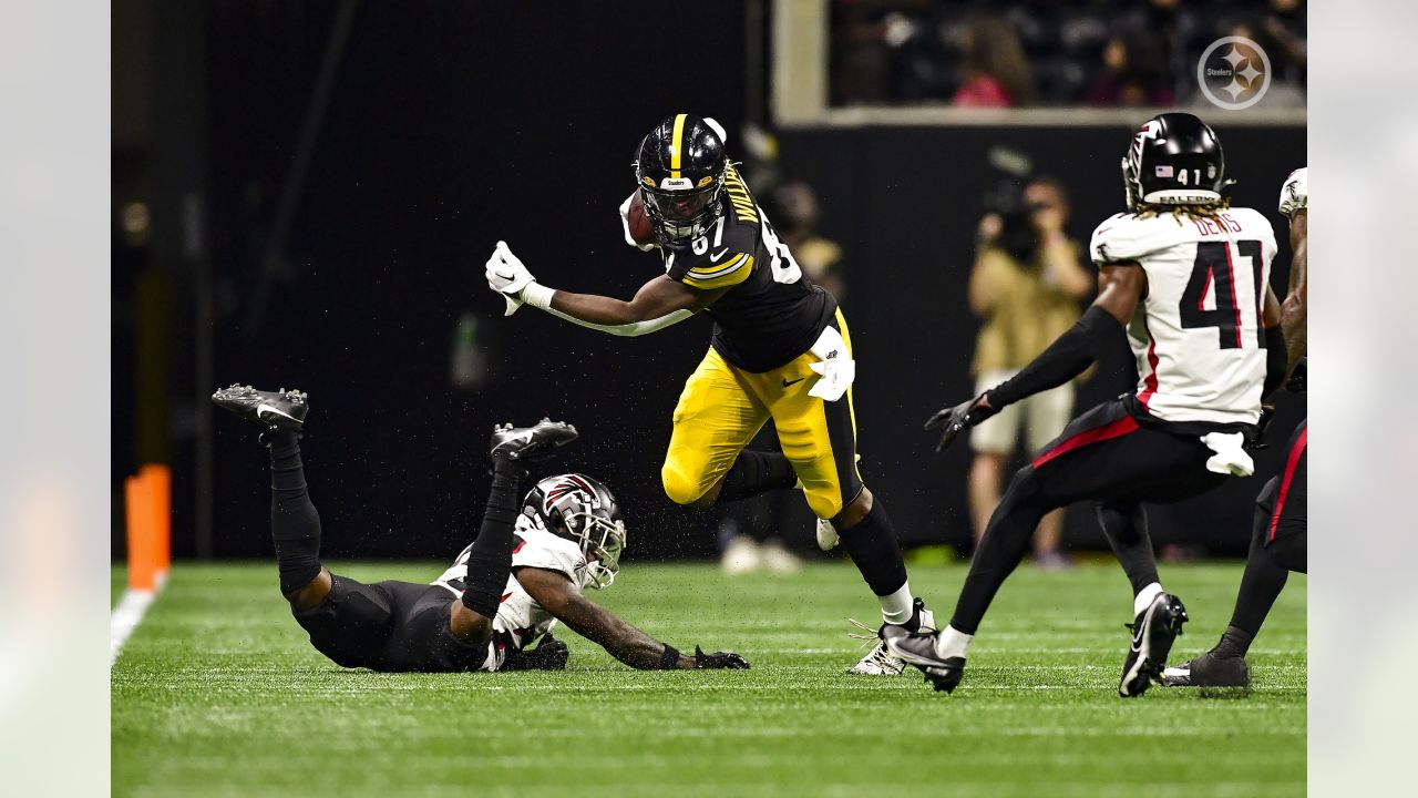 Photo: Steelers Kenny Pickett, Dan Moore,and Najee Harris Celebrates TD -  PIT2022101606 