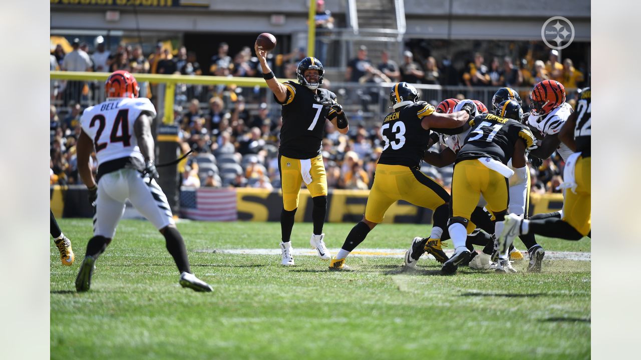 20 December: Pittsburgh Steelers Santonio Holmes (10) runs after catching a  pass during the NFL football game between the Green Bay Packers and the Pittsburgh  Steelers at Heinz Field in Pittsburgh, Pennsylvania.